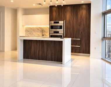 851 Ne 1st Avenue - Photo Thumbnail 5