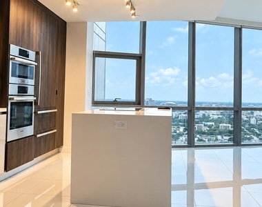 851 Ne 1st Avenue - Photo Thumbnail 3