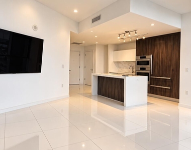 851 Ne 1st Avenue - Photo Thumbnail 6
