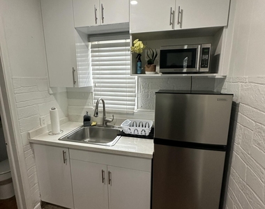 2703 Ne 6th Lane - Photo Thumbnail 1
