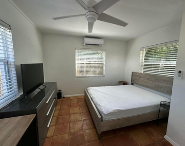 2703 Ne 6th Lane - Photo Thumbnail 4