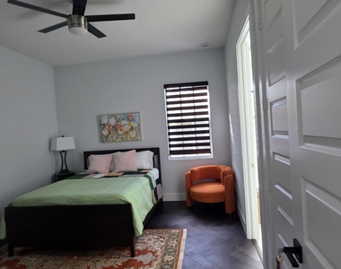 196 Sw Paar Drive - Photo Thumbnail 12