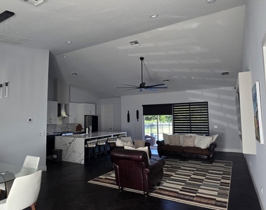 196 Sw Paar Drive - Photo Thumbnail 20