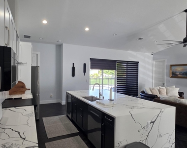 196 Sw Paar Drive - Photo Thumbnail 5