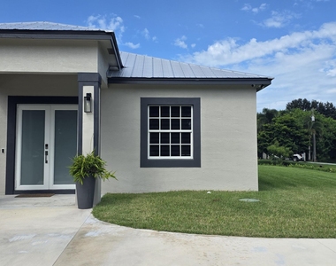 196 Sw Paar Drive - Photo Thumbnail 1