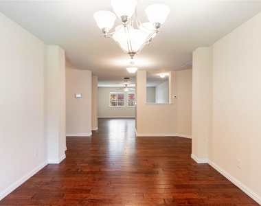 2105 Sumac Drive - Photo Thumbnail 5