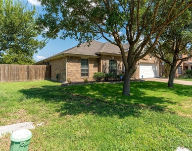 2105 Sumac Drive - Photo Thumbnail 2