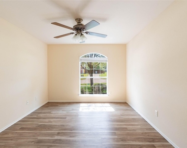 2105 Sumac Drive - Photo Thumbnail 14