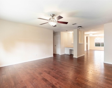 2105 Sumac Drive - Photo Thumbnail 8