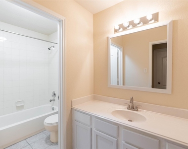 2105 Sumac Drive - Photo Thumbnail 12