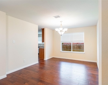 2105 Sumac Drive - Photo Thumbnail 4
