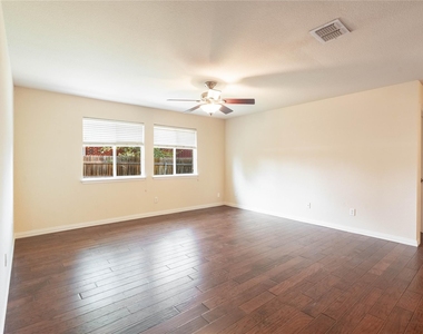 2105 Sumac Drive - Photo Thumbnail 9