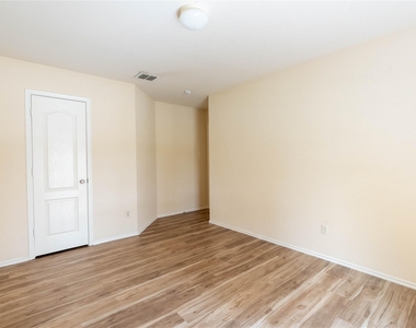 2105 Sumac Drive - Photo Thumbnail 16