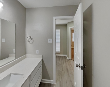 7512 Lake Arrowhead Drive - Photo Thumbnail 17