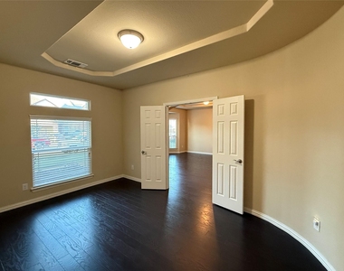 504 Christie Crossing - Photo Thumbnail 9