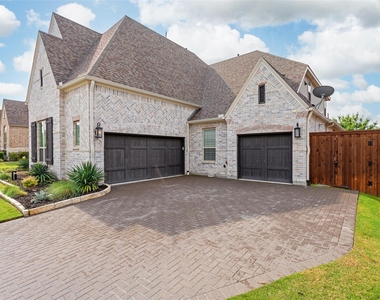 4431 Woodbine Lane - Photo Thumbnail 3