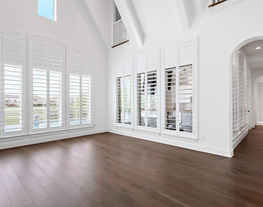 4431 Woodbine Lane - Photo Thumbnail 8