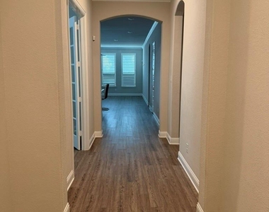 303 Miramar Avenue - Photo Thumbnail 2