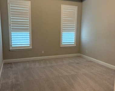 303 Miramar Avenue - Photo Thumbnail 5
