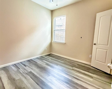 308 Curt Street - Photo Thumbnail 9