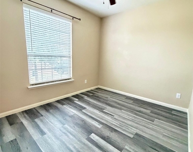 308 Curt Street - Photo Thumbnail 14