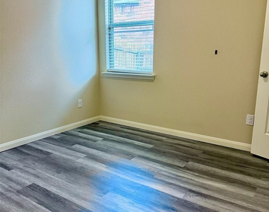 308 Curt Street - Photo Thumbnail 3