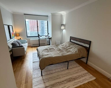 235 West 48th Street - Photo Thumbnail 4