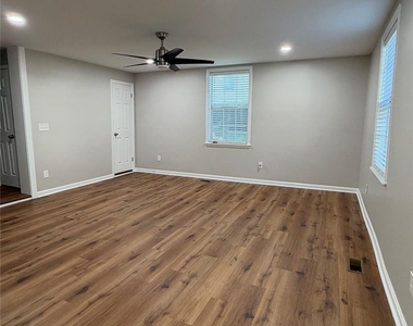 1015 4th Avenue - Photo Thumbnail 3