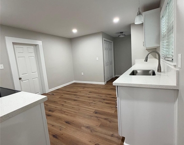 1015 4th Avenue - Photo Thumbnail 4