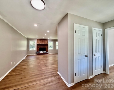 3517 Cross Winds Drive - Photo Thumbnail 2