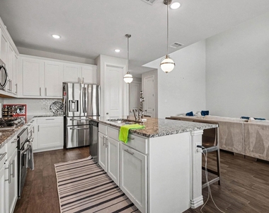 204 Lake Cove Drive - Photo Thumbnail 4