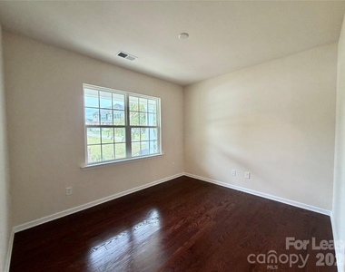 7703 Kelburn Lane - Photo Thumbnail 4