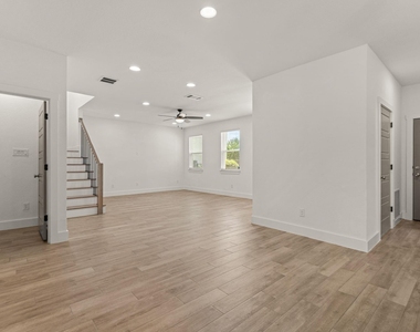 5618 Oaks Lane - Photo Thumbnail 12