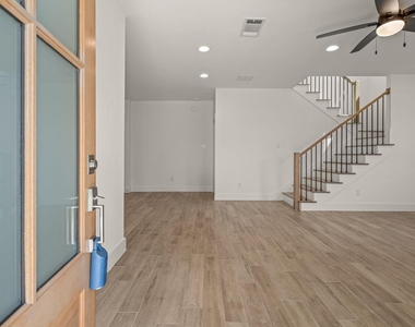 5618 Oaks Lane - Photo Thumbnail 4