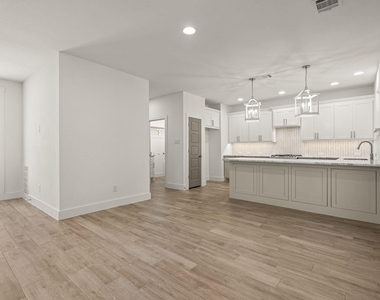 5618 Oaks Lane - Photo Thumbnail 11