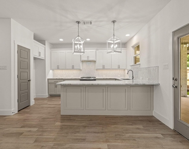 5618 Oaks Lane - Photo Thumbnail 10