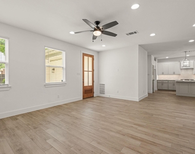 5618 Oaks Lane - Photo Thumbnail 8