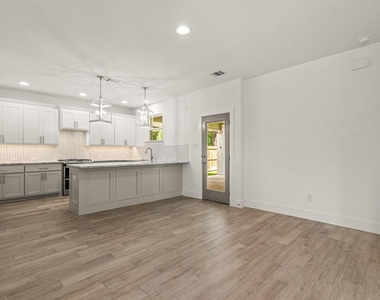 5618 Oaks Lane - Photo Thumbnail 9