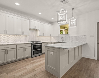 5618 Oaks Lane - Photo Thumbnail 13
