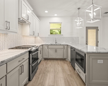 5618 Oaks Lane - Photo Thumbnail 14