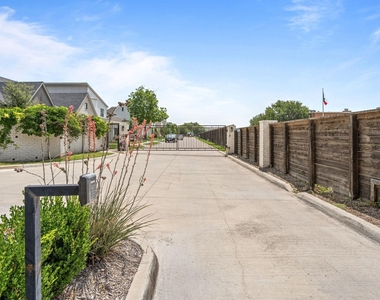 5618 Oaks Lane - Photo Thumbnail 34
