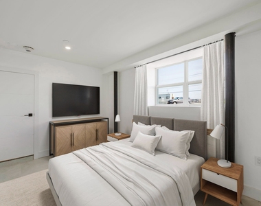 315 West Broadway - Photo Thumbnail 4