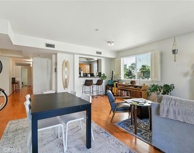1241 S Westgate Avenue - Photo Thumbnail 6