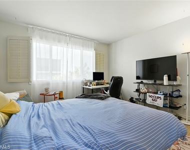 1241 S Westgate Avenue - Photo Thumbnail 14