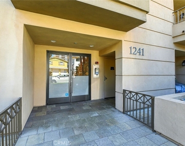 1241 S Westgate Avenue - Photo Thumbnail 4