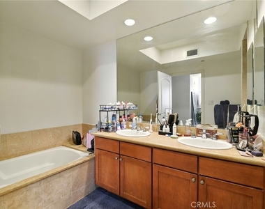 1241 S Westgate Avenue - Photo Thumbnail 15