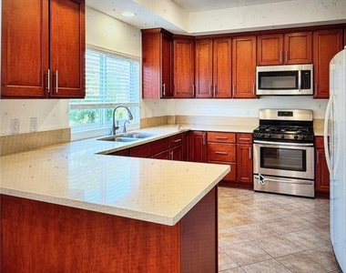 10627 Amestoy Street - Photo Thumbnail 4
