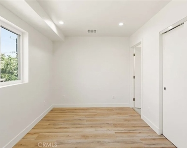 1122 N Beachwood Drive - Photo Thumbnail 8