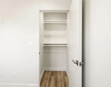 1122 N Beachwood Drive - Photo Thumbnail 9