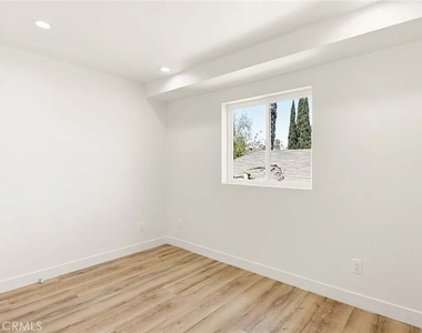 1122 N Beachwood Drive - Photo Thumbnail 11